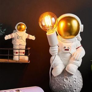 Tafellampen Ruimtestation Astronaut Lamp Kinderkamer Creatieve LED Bureaulamp Baby Cartoom Slaapkamer Art Decor Hars R185R