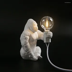 Tafellampen De creatieve dierenlamp Orang -oetan decoratie led Nordic Gorilla Light voor kantoorslaapkamer