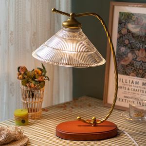 Tafellampen vintage LED -bureaulamp Europees glas voor woonkamer slaapkamer bedlicht verlichtingsarmaturen ijzeren houten slaapzaalstudiestandaard