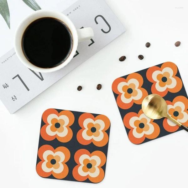 Tischsets, Retro-Blumen – Orange und Anthrazit, Untersetzer, PVC-Leder, Tischsets, rutschfeste Isolierung, für Kaffee, Küche, Esszimmer, 4er-Set