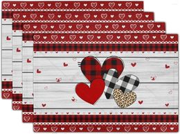 Table Mats Valentin Day Placemats Ensemble de 4 plaidages à plaid rouge Cœur blanc en bois lavable de cuisine de cuisine Mat à chaleur Lieu résistant à la chaleur 12x18