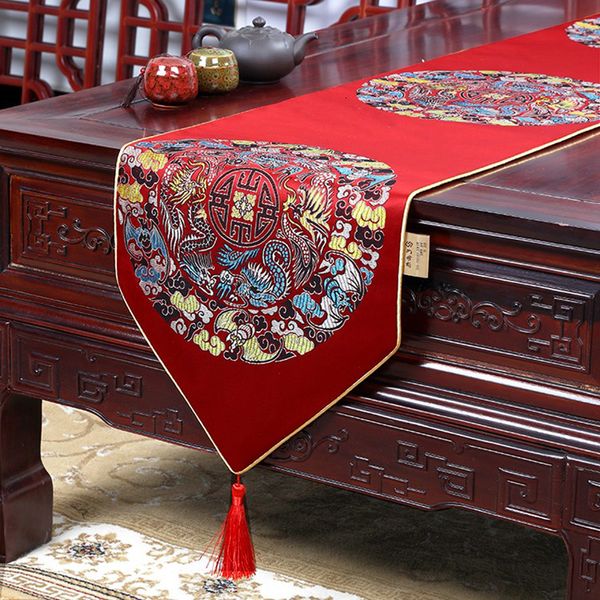 Camino de mesa Rosa orgullosa Estilo chino Satén Caminos de mesa Bordado rojo clásico Bandera de mesa Decoración para banquete de boda con borlas 230605