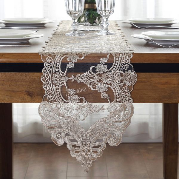 Chemin de Table Chemin de Table Blanc Européen Brodé Fil Table Drapeau Couverture De Table Creux Dentelle Café Long Coin De Mode Décoration De Mariage 230408