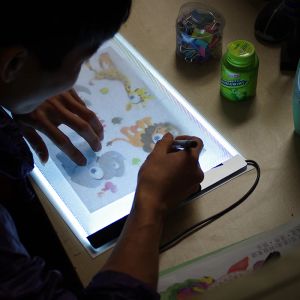 Tablettes LED Light Drawing Tablet Enfants A4 Magic Pad Sign Sign Mirror Copy Tablet Digital Redating Air Flow Traçage Board pour Kid