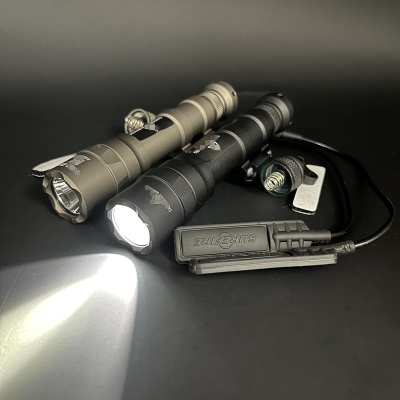 戦術アクセサリーM600DF懐中電灯Surefir Scout Light Hunting Softair Mount Weapon Light Fit 20mm Picatinny Rail