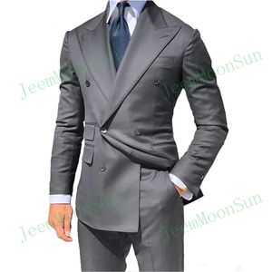 Trajes de hombre grises hechos a medida, chaqueta de solapa, chaqueta de dos piezas, pantalones negros, esmoquin ajustado para novio, traje de boda para hombre 240311