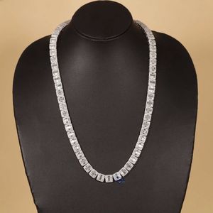 Kijk eens naar deze uniek ontworpen 925 sterling zilveren moissanite diamanten halsketting met Vvs Clarity Diamonds