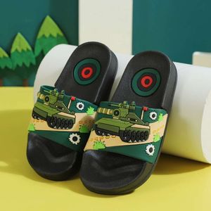 Tank Summer Boys Soft Sole Anti Slip Douche Cartoon Huishouden Midden- en grote kinderpantoffels voor kinderen