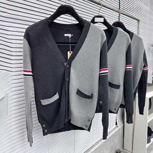 Taobao TB Gray Block Color Cardigan Sweater Couple en V V Mait de tricots en V V