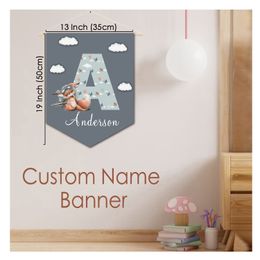 Wandtapijten LVYZIHO Hoofdletter Vliegtuigen Aangepaste Naam Banner Gepersonaliseerde Middelste Naam Muur Banner Babykamer Decor Aangepaste Vlag 230809