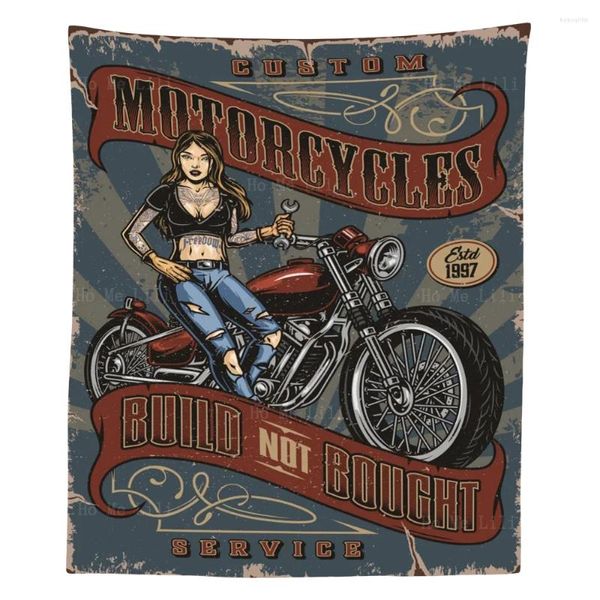 Tapisses jolie fille de motard tatouée tenant une clé et debout près de la moto vintage tapisserie par ho me lili pour le décor de salon