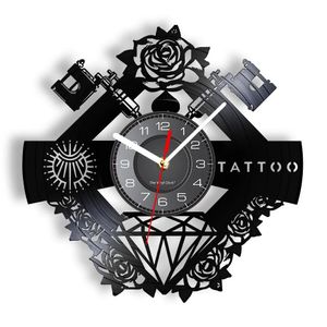 Tattoo Studio Sign Nome personalizzato del tatuaggio Disco in vinile silenzioso Wall Clcok Tattoo Shop Tattoo Machine Decorazione della parete Hipster Men Gift 240106