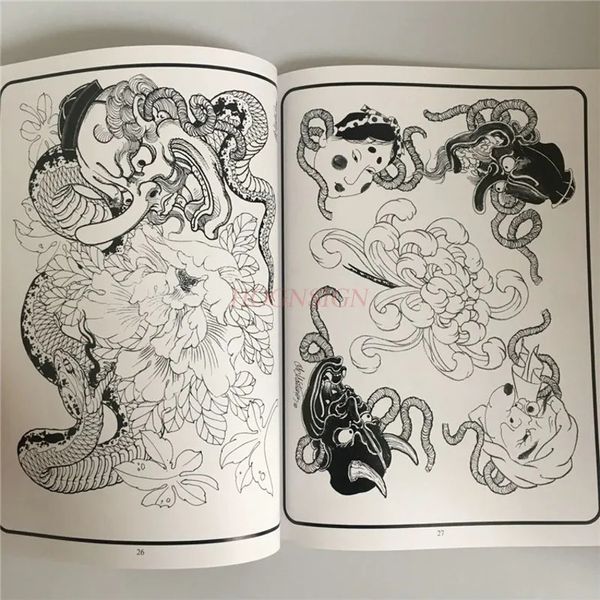 tatuaje tradición Libro de tatuajes Manuscrito tradicional Libros de tatuajes Álbum de patrones Serpiente grande Dragón Monstruo Dios manchado 240318