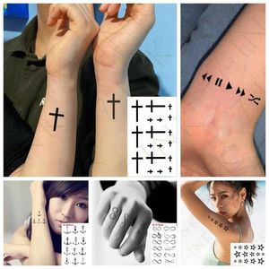 Transfert de tatouage Transfert d'eau faux tatouage petite croix tatouage derrière l'oreille sur le doigt art art imperméable des autocollants de tatouage temporaire pour la femme 240426
