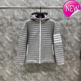 TB Nieuwe Winter White Edge Zippered Hooded Hooded Down Jacket Unisex Brits Dagelijkse revers Hapel Down Jacket