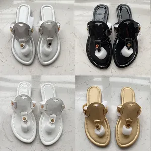 Zapatillas de tanga Zapatos de verano para mujer Sandalias de charol mate blanco y negro Diapositivas Plataforma de baño antideslizante suave Zapatillas para el hogar con caja