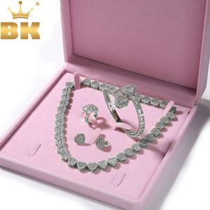 TBTK Baguettecz Coeur Plein Glacé Cubique Zircone Amour Style Collections Boucle D'oreille Bague Collier Ensemble de Bijoux