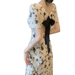 Thee-break Franse stijl backless jurk voor vrouwen in de zomer, high-end en elegante, lange rok met een slanke taille en zachte stijl, bloemenrok