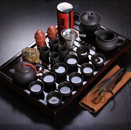 Tazas de té Juego de té chino Yixing Juegos de kungfu de cerámica 26 piezas Servicio de bandeja de madera maciza 230901