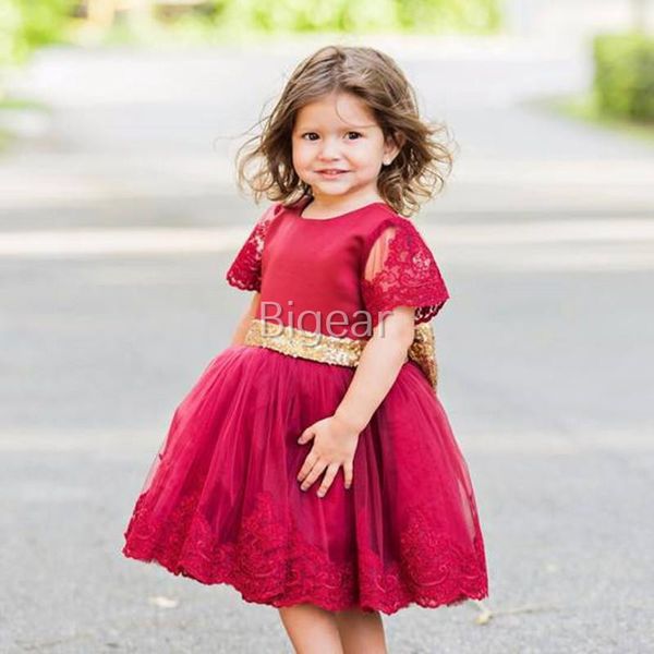 Longitud del té Vestidos de niña de flores de color rojo oscuro con cinturón de lentejuelas doradas Mangas cortas Fiesta de cumpleaños de niña Ocasión formal Vestidos de desfile personalizados