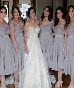 Vestidos de dama de honor de talla grande hasta el té para boda 2022 Cuentas de encaje con mangas en los hombros Vestido de dama de honor plateado Forma de fiesta3002549