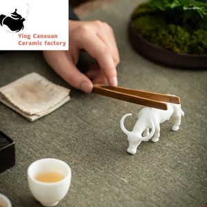 Thé Pites chinois mini fait à la main blanc porcelaine animale vache chanceuse de décoration de bureau de bureau décorations de table de table petit ornement k