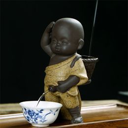 Adornos para mascotas de té, arte popular chino, decoración de arcilla púrpura, artesanías, figuritas, pequeño monje Yixing, bebé, accesorios para té con aerosol para orinar 231225