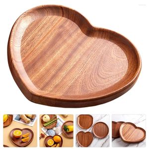 Theebladen hartvormige platen dessert sushi serveerlain snoepgerechten decoratieve houten pallets versier valentijnsdag schotel