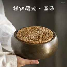 Theebakken in Japanse stijl, grote vintage rotan pot, keramische houder, mat, gebruiksvoorwerpen, ceremonietafel