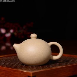 Cérémonie de thé chinois à la main