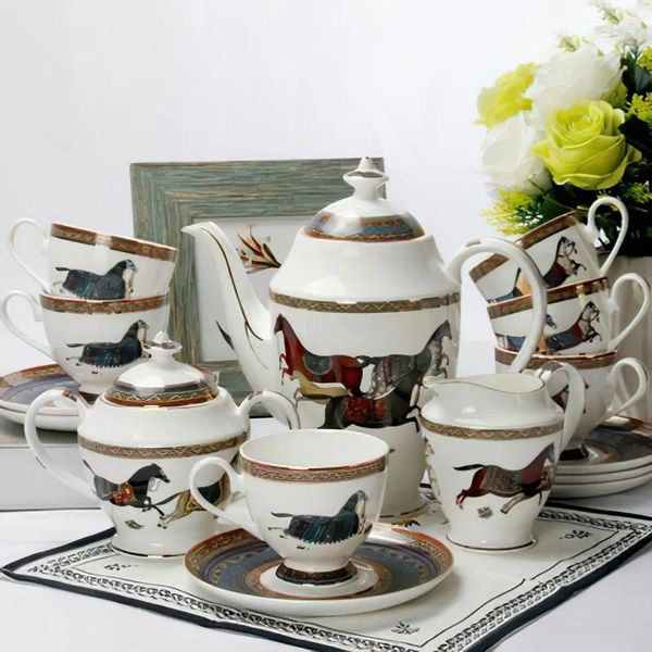 Ensembles de voies de thé 15 pièces européen Phnom Penh War Horse Céramic Coffee Tea Set Creative Momening Bone China Pot Top Tup Saucer Home Bar Affichage