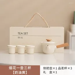 Juegos de té de estilo japonés una olla simple llena tres tazas de té caja de té