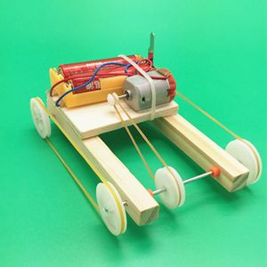 Technologie kleine productie elektrische poelie vierwielaandrijving auto kleine uitvinding manuele assemblagemodel schoolstudenten wetenschapsontdekking