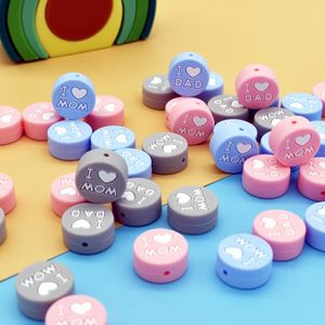 Jouets de dentition 50pcs Silicone bébé à mâcher dentition j'aime maman/papa perles bricolage sucette Clips de qualité alimentaire perle de dentition infirmière jouets collier faisant 231208