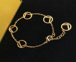 Bracelets de conception de tempérament bracelet de conception de mode européenne et américaine caténaire à main pour les femmes pendentif de lettre de luxe facile Weddin5061925