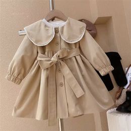 Tench Coats Girls Coat Fashion Doll Collar Wind Breakher Spring en Autumn Koreaanse versie Baby Tunic Jacket Girl Deskleding 230329