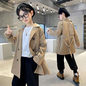 Tench Coats Teens Boys Trench Coat With Sashes Children Dubbele rijstige jassen herfst Koreaanse kinderen mode kaki windjager bovenkleding 4-13t