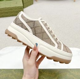 Tennis 1977 Beige trainer Luxe platformschoen Groene en rode webgestreepte vrijetijdsschoenen Dikke bodem Suède afwerking Chaussures Designer vrijetijdsschoenen