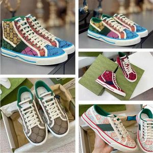 Tennis 1977 Chaussures de course en toile Luxurys Designers Womens Shoe Italie Vert et rouge Web Stripe Semelle en caoutchouc Stretch Cotton Low Top Mens Sneakers