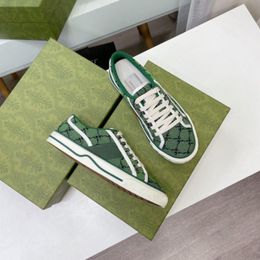Tennis 1977 Print Sneaker Green and Red Web Stripe Stripe Shoe Luxurys Lacet Lace Up Classic Cellulose Grid Sneakers Designers Casual Shoes Njhy00004