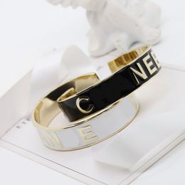 Tennis Modieus en modern, zware industrie, verguld messing, hoogwaardige emaille letter, tweekleurige open damesarmband