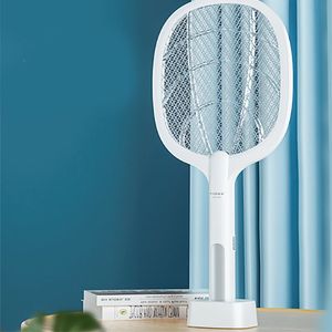 Type tennisracket elektrisch mug swatter paars licht met oplaadbasis die op de 240415 wordt geplaatst