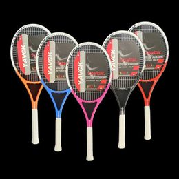 Raquettes de tennis Raquette de tennis intégrée en carbone composite YAVCK de 27 pouces pour la raquette de tennis d'entraînement de compétition de pratique du débutant Q231109