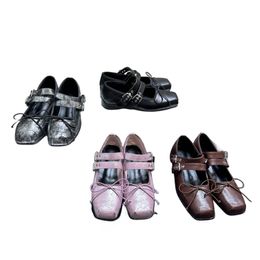 De 2024 Early Spring New Style Leisure Square Head Ballet Shoes Minority Belt Buckle Mary Jane schoenen Flat Bottom Off bodem ondiepe mond enkele schoen vrouw.