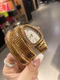 El reloj para mujer de 32 mm tiene un movimiento de cuarzo en forma de serpiente de doble envolvente con bisel de diamantes. Accesorios de moda para damas.