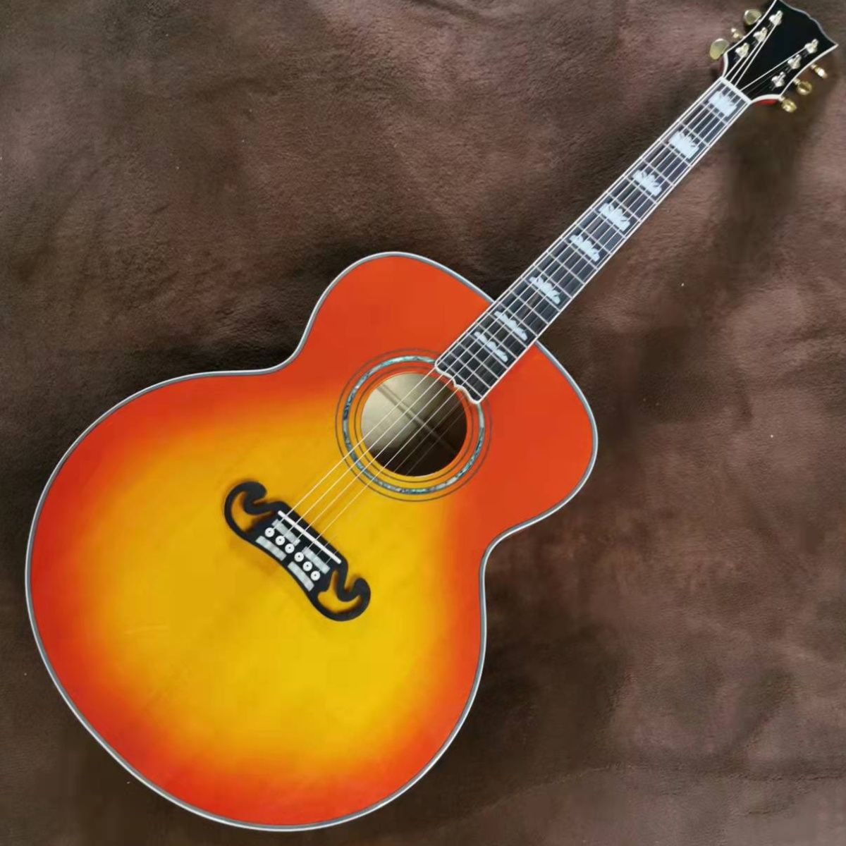 Das 43-Zoll-Modell „Sunset Red J200“ bezieht sich auf das Spielen einer akustischen Akustikgitarre
