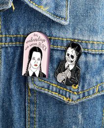 La familia Addams inspiró el miércoles Addams Pins de esmalte oscuro Insignia de la chaqueta de mezclilla Broches para mujeres Men2247449