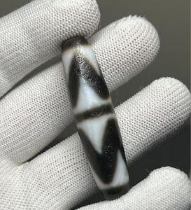 Les anciennes et mystérieuses perles d'agate Xizang et les bijoux rares proviennent de l'histoire et de la culture chinoises. Collier avec pendentif de protection du corps.