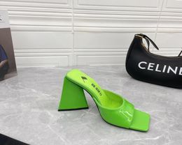 Les sandales à talales du Devon Green Attico Sandales pantoufles en cuir breveté Mules High Heels Slipt on Slides Open Toes Shoe Women Lu6507714