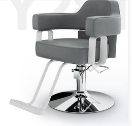La chaise de barbier dans le salon de coiffure peut être levée et abaissée. Mobilier de salon, chaise de barbier de salon.